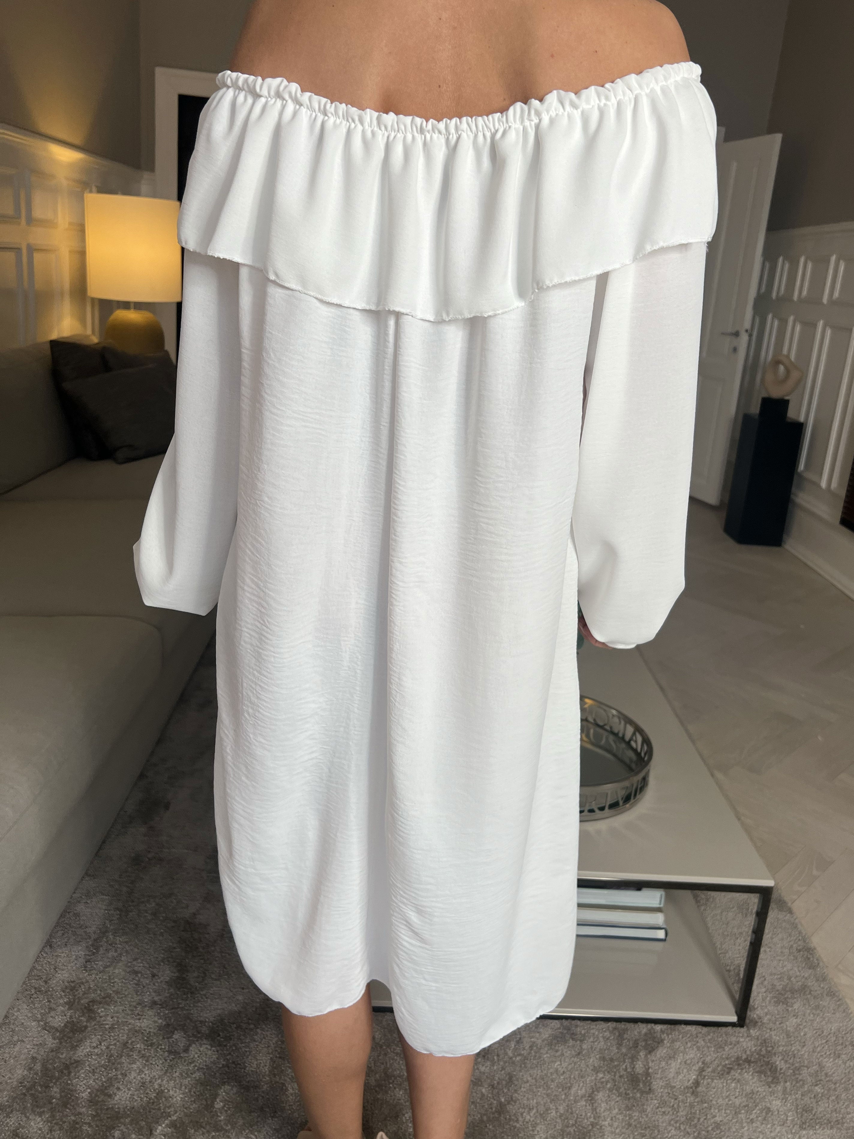 Elpida - Söt klänning med volangkant och ärmar med smock